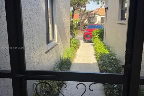 Villa ou maison à louer à Boca Raton, Floride: 2 chambres, 121.7 m2 № 1991935 - photo 3