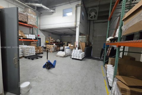 Propiedad comercial en venta en Medley, Florida № 2090858 - foto 23
