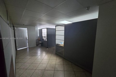 Propiedad comercial en venta en Medley, Florida № 2090858 - foto 25