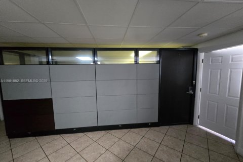 Propiedad comercial en venta en Medley, Florida № 2090858 - foto 28
