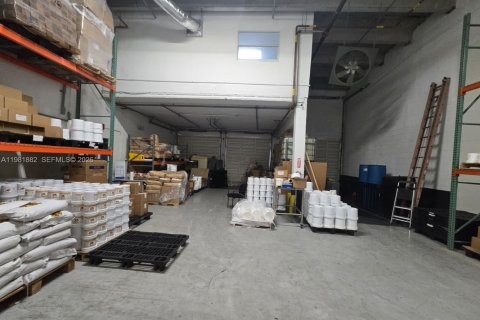 Propiedad comercial en venta en Medley, Florida № 2090858 - foto 22