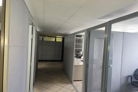 Propiedad comercial en venta en Medley, Florida № 2090858 - foto 26