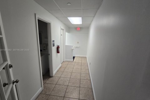 Propiedad comercial en venta en Medley, Florida № 2090858 - foto 27