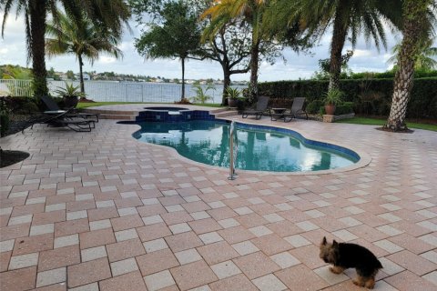 House in Miramar, Florida 6 bedrooms, 375.88 sq.m. № 1116997 - photo 1