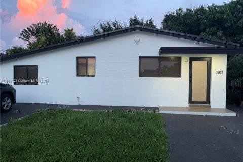 Дом в Хайалиа, Флорида 4 спальни, 130.99м2 № 1994983