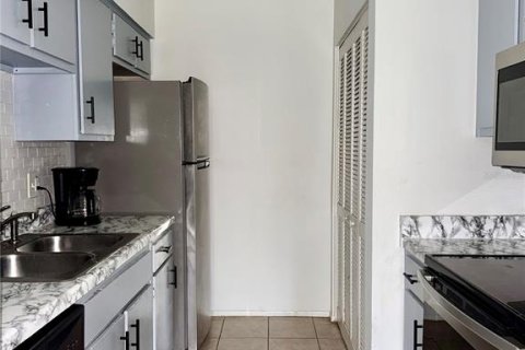 Condominio en alquiler en Tampa, Florida, 2 dormitorios, 90.58 m2 № 1898546 - foto 6