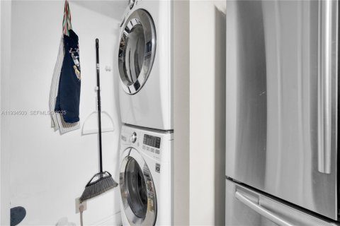 Снять в аренду кондоминиум в Майами, Флорида 2 спальни, 91.51м2, № 1992511 - фото 28