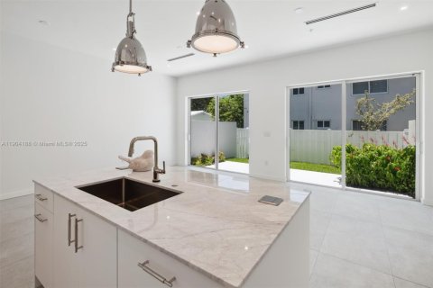 Adosado en venta en Pompano Beach, Florida, 2 dormitorios, 134.71 m2 № 2081885 - foto 17