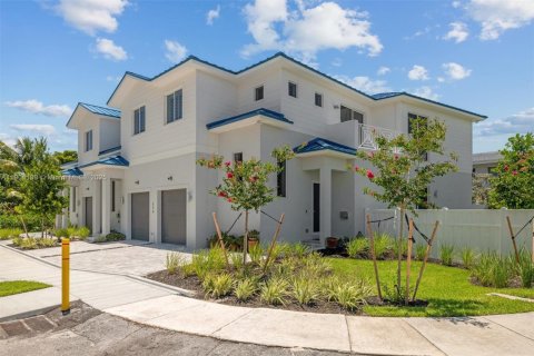 Adosado en venta en Pompano Beach, Florida, 2 dormitorios, 134.71 m2 № 2081885 - foto 6