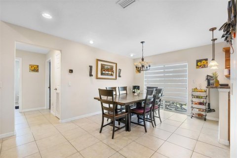 House in Haines City, Florida 3 bedrooms, 187.01 sq.m. № 1915217 - photo 12