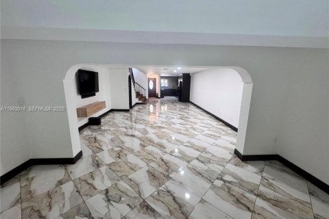 Touwnhouse à louer à Doral, Floride: 2 chambres, 162.58 m2 № 2049904 - photo 5