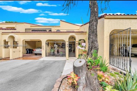 Touwnhouse à louer à Doral, Floride: 2 chambres, 162.58 m2 № 2049904 - photo 2