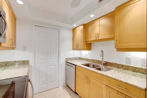 Condo in Riviera Beach, Florida, 1 bedroom № 2146406 - photo 11