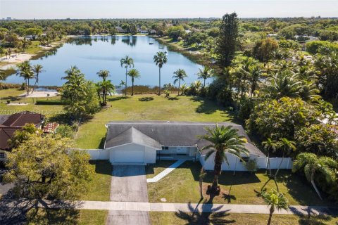 House in Miami, Florida 4 bedrooms, 183.2 sq.m. № 2276018