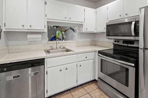 Condominio en venta en Lauderdale Lakes, Florida, 2 dormitorios, 87.7 m2 № 2032341 - foto 2