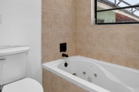 Villa ou maison à vendre à North Miami Beach, Floride: 3 chambres, 185.25 m2 № 1987236 - photo 9