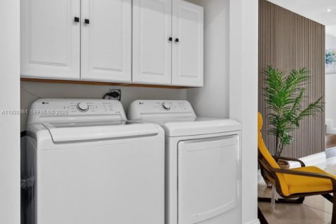 Villa ou maison à vendre à North Miami Beach, Floride: 3 chambres, 185.25 m2 № 1987236 - photo 15