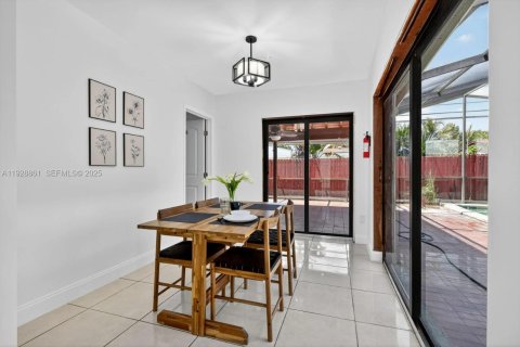 Villa ou maison à vendre à North Miami Beach, Floride: 3 chambres, 185.25 m2 № 1987236 - photo 2