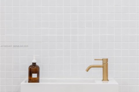 Propiedad comercial en venta en Fort Lauderdale, Florida № 1990640 - foto 4