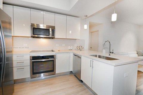 Condo in Miami, Florida, 2 bedrooms  № 1872183 - photo 5