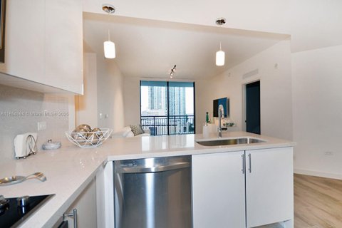 Condo in Miami, Florida, 2 bedrooms  № 1872183 - photo 8