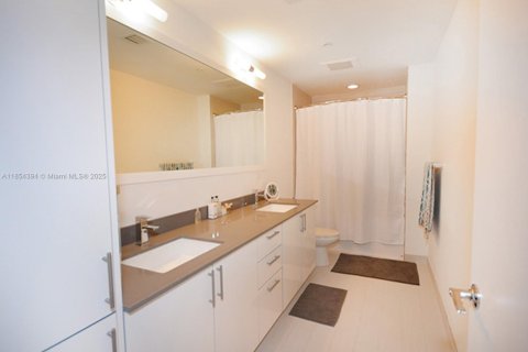 Condo in Miami, Florida, 2 bedrooms  № 1872183 - photo 13