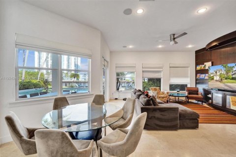 House in Hollywood, Florida 5 bedrooms, 384.43 sq.m. № 1985746 - photo 23