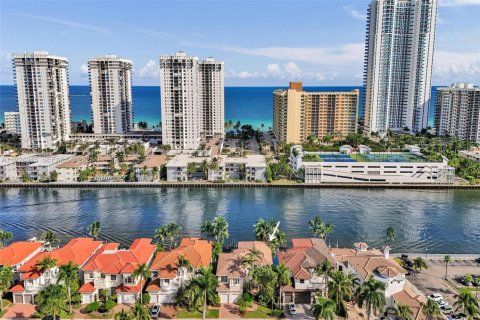 House in Hollywood, Florida 5 bedrooms, 384.43 sq.m. № 1985746 - photo 1