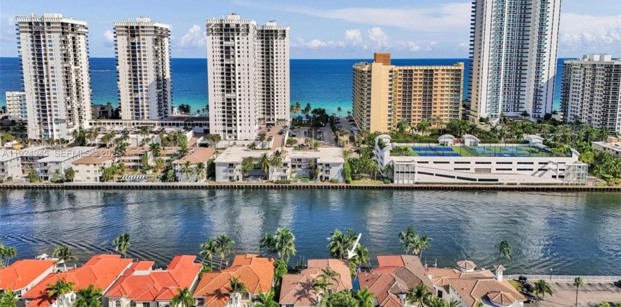 House in Hollywood, Florida 5 bedrooms, 384.43 sq.m. № 1985746