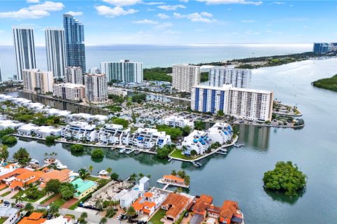 Condominio en venta en Sunny Isles Beach, Florida, 2 dormitorios, 206.24 m2 № 1450956 - foto 3