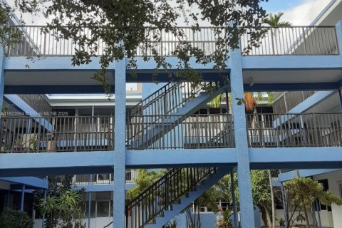 Condo in Hollywood, Florida, 1 bedroom № 1975979 - photo 1