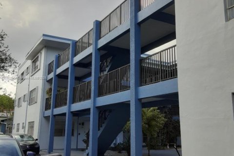 Condo in Hollywood, Florida, 1 bedroom № 1975979 - photo 3