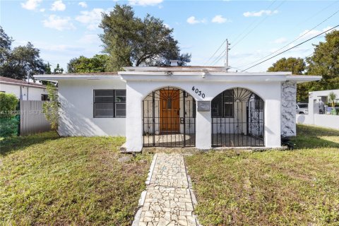 Villa ou maison à louer à Miami, Floride: 4 chambres, 215.63 m2 № 1991516 - photo 2