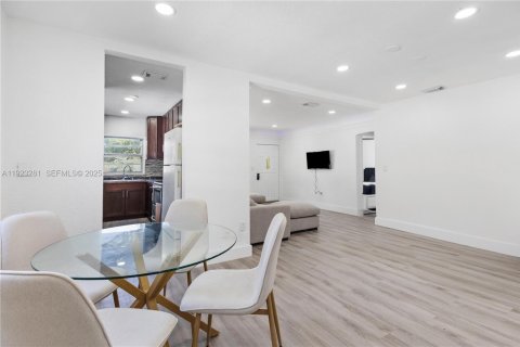 Villa ou maison à louer à Miami, Floride: 4 chambres, 215.63 m2 № 1991516 - photo 7