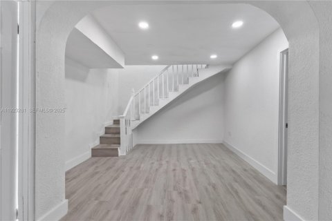 Villa ou maison à louer à Miami, Floride: 4 chambres, 215.63 m2 № 1991516 - photo 16