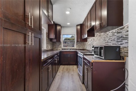 Villa ou maison à louer à Miami, Floride: 4 chambres, 215.63 m2 № 1991516 - photo 5