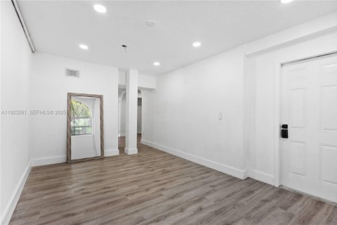 Villa ou maison à louer à Miami, Floride: 4 chambres, 215.63 m2 № 1991516 - photo 8