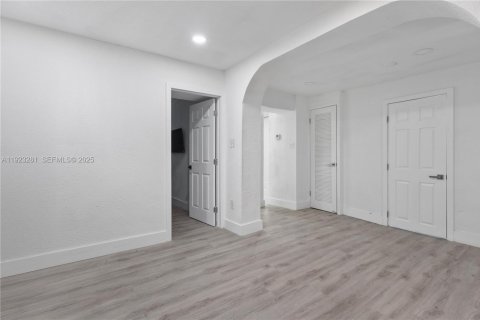 Villa ou maison à louer à Miami, Floride: 4 chambres, 215.63 m2 № 1991516 - photo 17