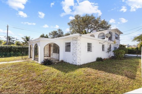 Villa ou maison à louer à Miami, Floride: 4 chambres, 215.63 m2 № 1991516 - photo 26