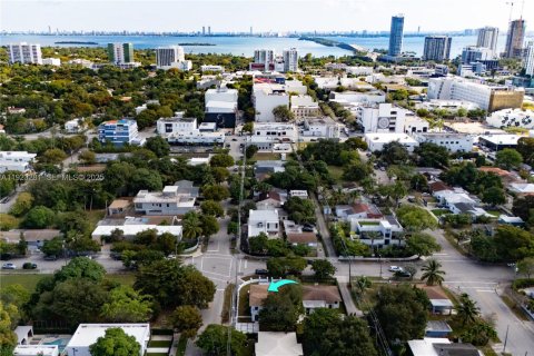 Villa ou maison à louer à Miami, Floride: 4 chambres, 215.63 m2 № 1991516 - photo 1