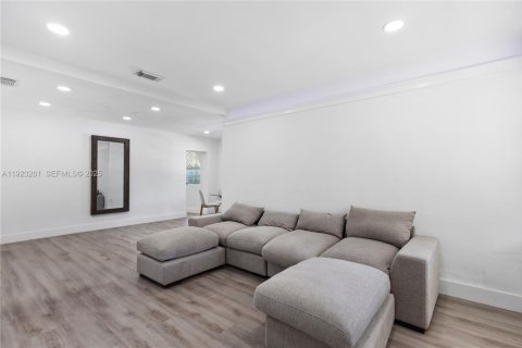 Villa ou maison à louer à Miami, Floride: 4 chambres, 215.63 m2 № 1991516 - photo 4