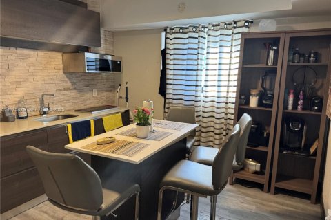 Apartamento en alquiler en Miami, Florida, 1 dormitorio, 46.45 m2 № 1993809 - foto 1