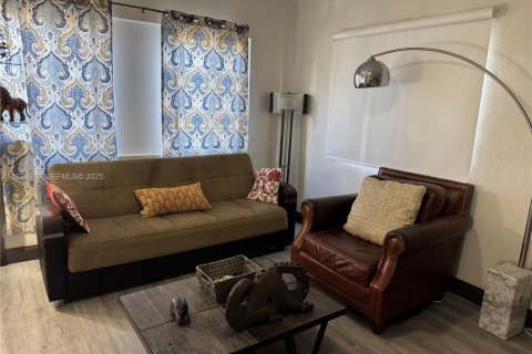 Apartamento en alquiler en Miami, Florida, 1 dormitorio, 46.45 m2 № 1993809 - foto 2