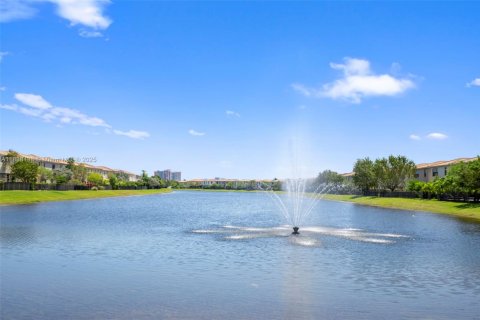 Villa ou maison à vendre à Miami, Floride: 4 chambres, 219.34 m2 № 1823848 - photo 2
