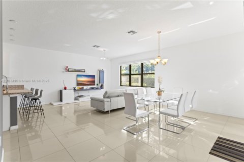 Villa ou maison à vendre à Miami, Floride: 4 chambres, 219.34 m2 № 1823848 - photo 28