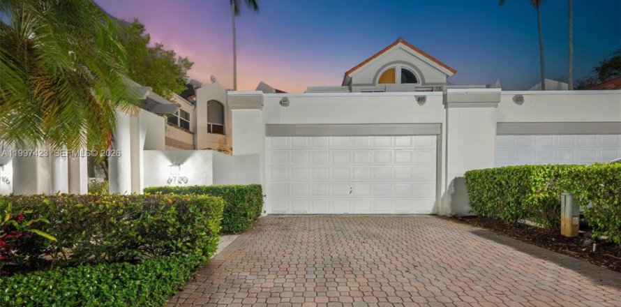 Touwnhouse à Pinecrest, Floride 4 chambres, 273.5 m2 № 2066874