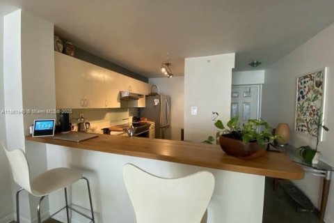 Condo in Miami Beach, Florida, 2 bedrooms  № 1890789 - photo 4