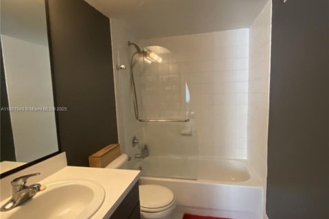 Condo in Miami Beach, Florida, 2 bedrooms  № 1890789 - photo 12