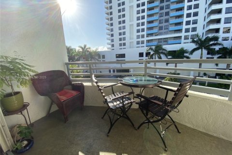 Condo in Miami Beach, Florida, 2 bedrooms  № 1890789 - photo 9