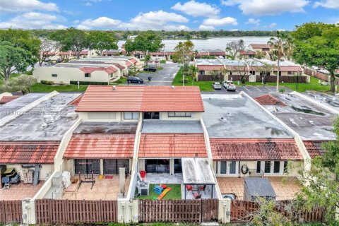 Adosado en venta en Hialeah, Florida, 2 dormitorios, 141.95 m2 № 2065221 - foto 30